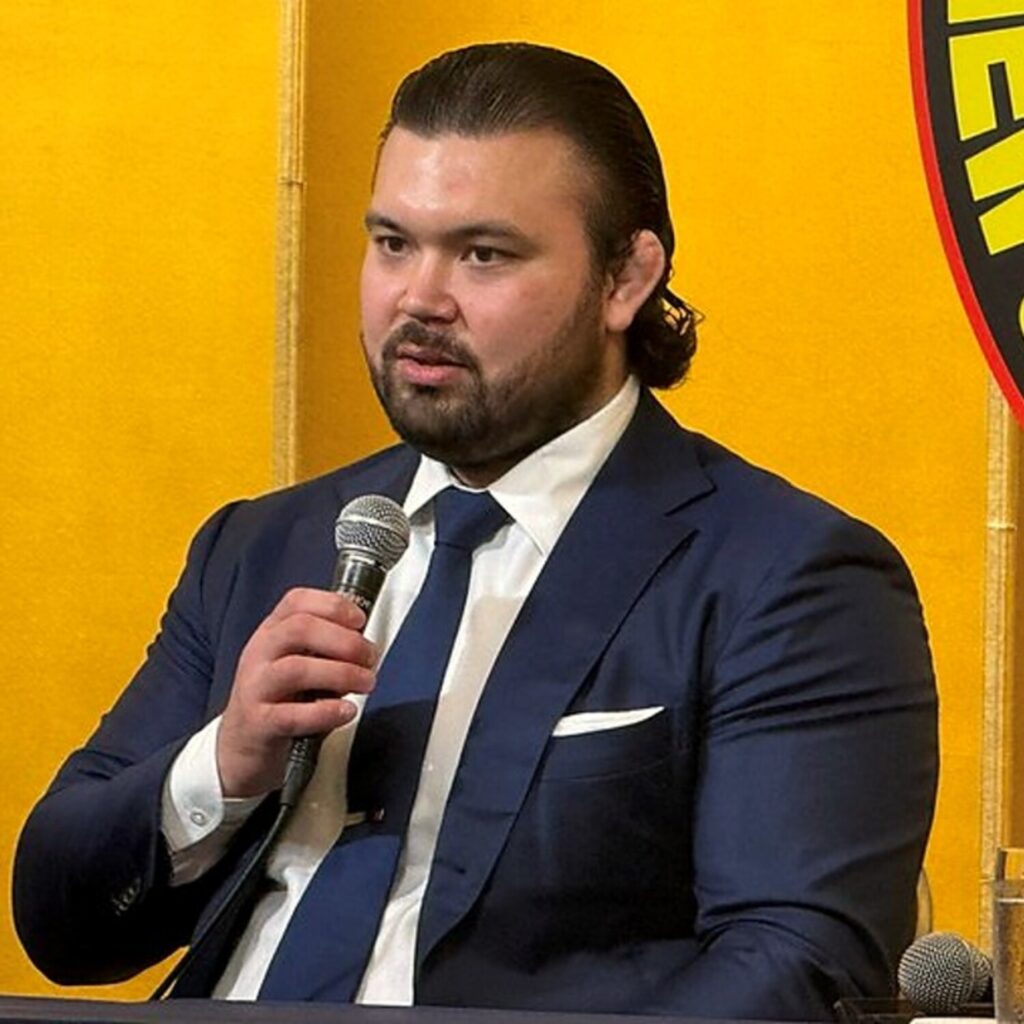 Aaron-Wolf-firma-con-NJPW.jpg