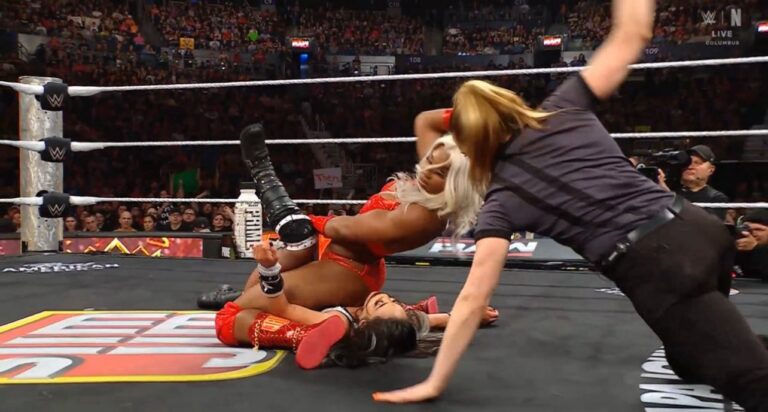 Jey-Uso-y-Roxanne-Perez-en-WWE-RAW-23-de-junio-2025.jpg