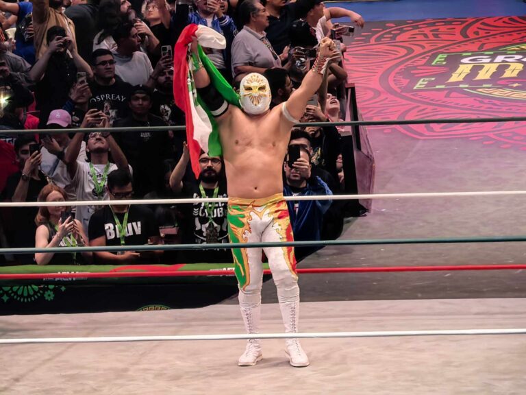 Mistico-con-la-bandera-de-Mexico-tras-vencer-a-MJF-en-la-Arena-Mexico-en-el-especial-de-AEW-Dynamite.jpeg