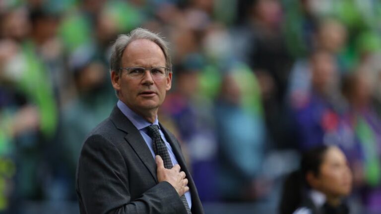 brian-schmetzer-en-un-partido-del-seattle-sounders.jpg
