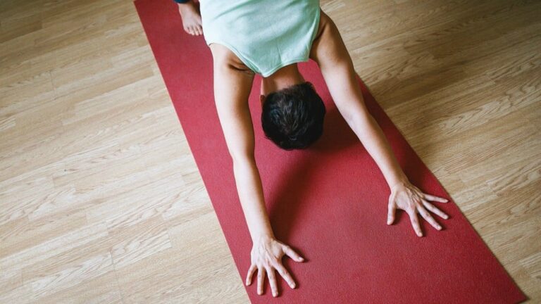 hacer-yoga-es-una-manera-de-combatir-el-estres-en-el-embarazo.jpg