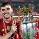 robertson-levantando-la-premier-ganada-con-el-liverpool.jpg