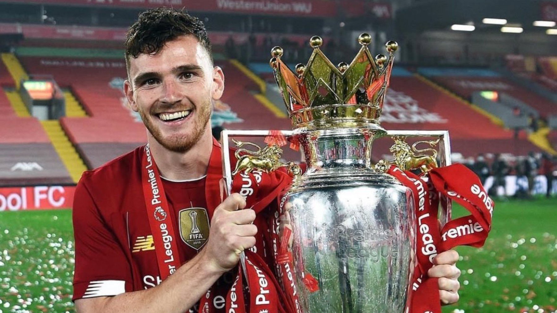 robertson-levantando-la-premier-ganada-con-el-liverpool.jpg
