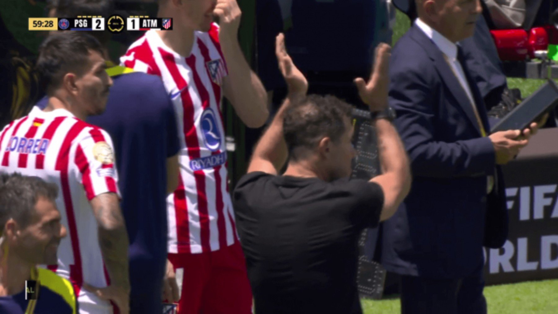 simeone-aplaude-tras-el-gol-anulado-a-julian.jpg