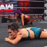 Bayley-y-Lyra-Valkyria-en-WWE-RAW-14-de-julio-2025.jpg