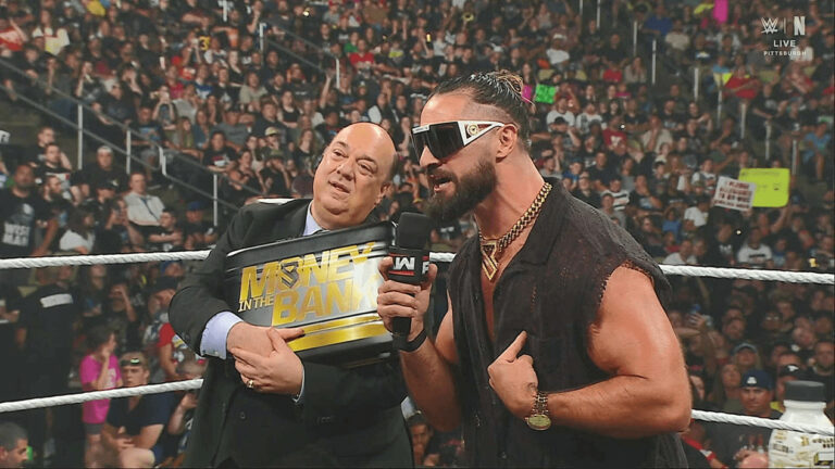 Seth-Rollins-lanza-su-Maletin-personalizado-de-Money-in-the-Bank-junto-a-Paul-Heyman-en-WWE-Raw-30-d.jpeg