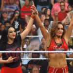 Stephanie-Vaquer-y-Nikki-Bella.jpg