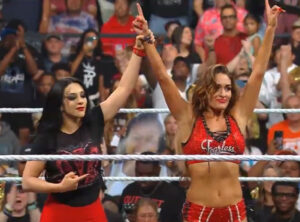 Stephanie-Vaquer-y-Nikki-Bella.jpg