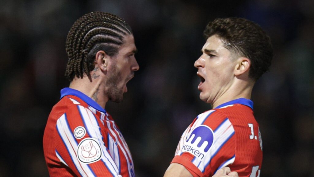 de-paul-y-julian-celebrando-un-gol-en-caceres-1.jpg