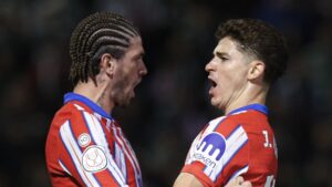 de-paul-y-julian-celebrando-un-gol-en-caceres-1.jpg