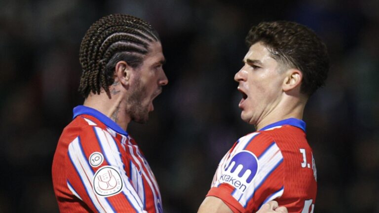 de-paul-y-julian-celebrando-un-gol-en-caceres-1.jpg