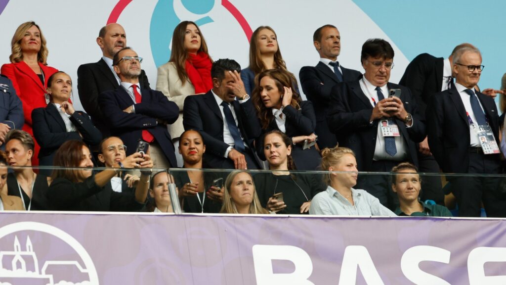 pilar-alegria-a-la-izquierda-de-la-imagen.-efe.jpg
