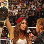 Nikki-Bella-con-el-Campeonato-Intercontinental-y-Becky-Lynch-en-WWE-Raw.jpg