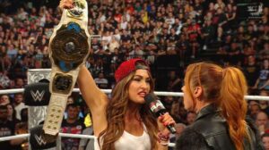 Nikki-Bella-con-el-Campeonato-Intercontinental-y-Becky-Lynch-en-WWE-Raw.jpg