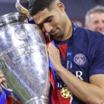 achraf-con-la-champions-que-gano-con-el-psg.-europa-press.jpg