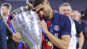 achraf-con-la-champions-que-gano-con-el-psg.-europa-press.jpg