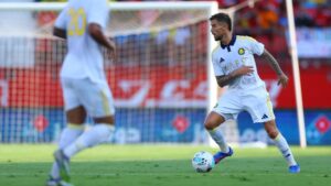 inigo-martinez-en-su-debut-con-el-al-nassr.-.jpg