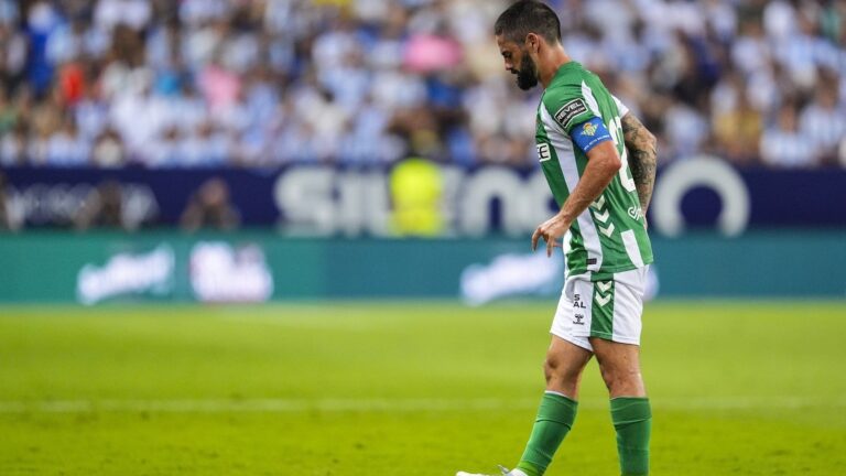 isco-alarcon-dolorido-en-el-malaga-betis.-europa-press.jpg