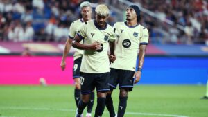 lamine-yamal-y-raphinha-en-un-partido-de-pretemporada-con-el-fc-barcelona.-getty-images.jpg