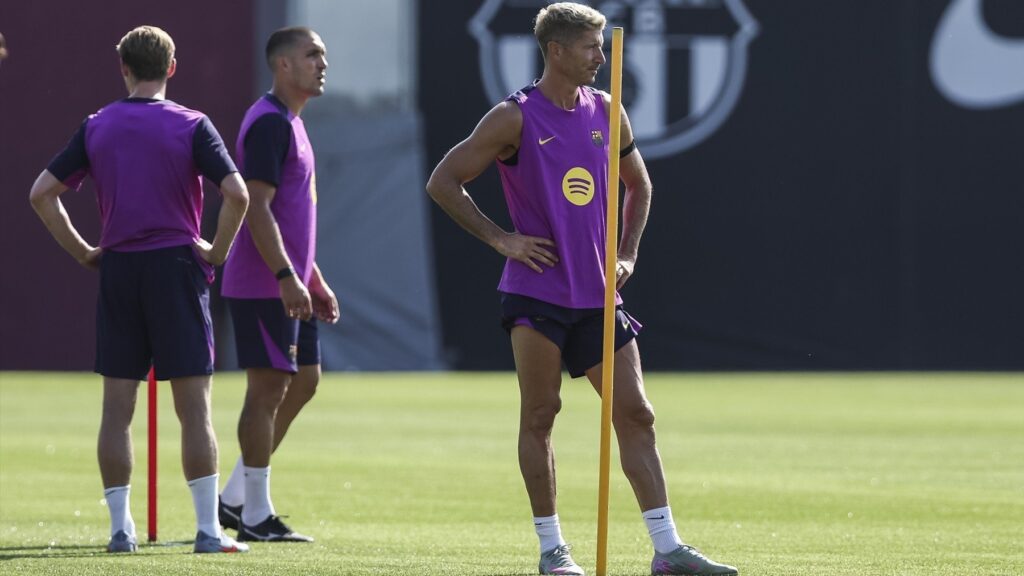 robert-lewandowski-en-un-entrenamiento-con-el-barca.-europa-press.jpg