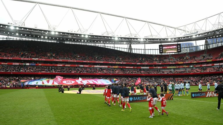 Players-walking-out-at-Emirates_a7qmxt8h.jpg